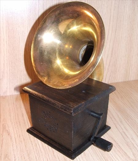 Herr Doktor's Gramophone Styled Mp3 player